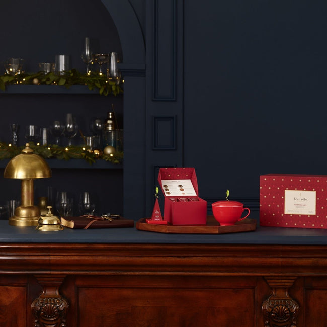 高級バーカウンターの上に、季節限定のティーバッグアソート+茶器のおしゃれな紅茶ギフトセットが置いています。