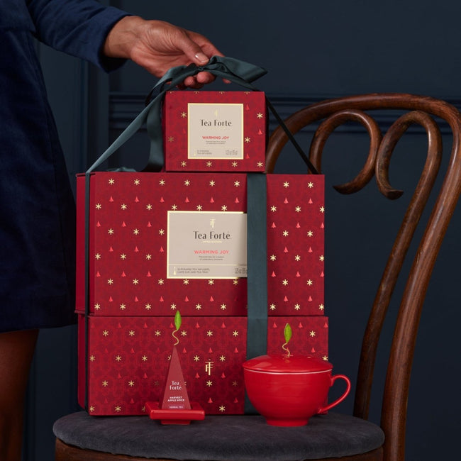 季節限定のティーバッグアソート+茶器のギフトセット。リボンを掛けた豪華なギフトボックスでおしゃれな紅茶ギフトに